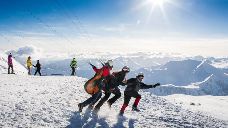 01_Ski-Georgia-holidays-travel-Gudauri-caucasus-paraglideing-780×439